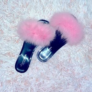 SOLD!!!Fuzzy Fashionova Slides 🩴